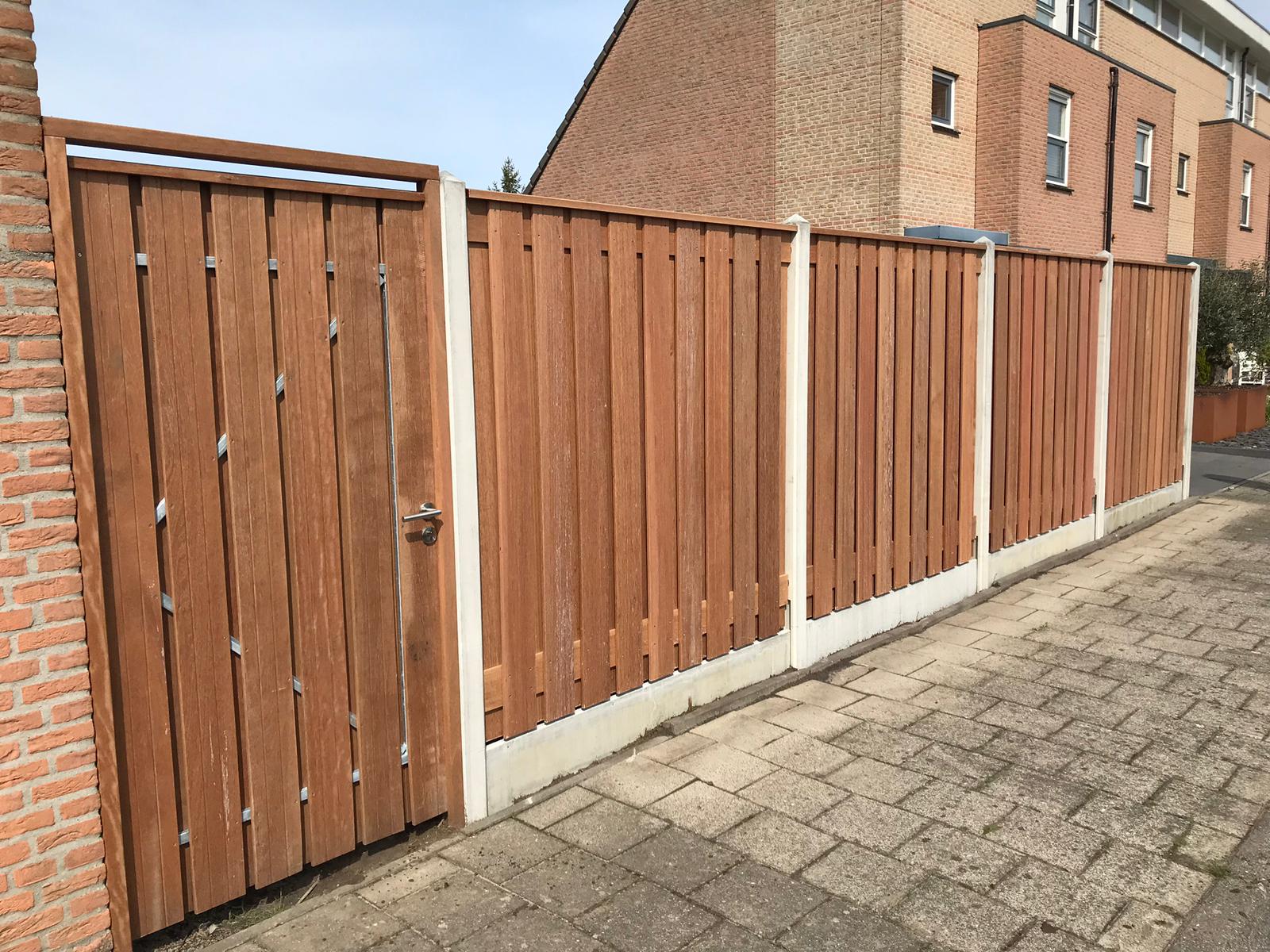 Hardhouten schutting met poort en deurklink