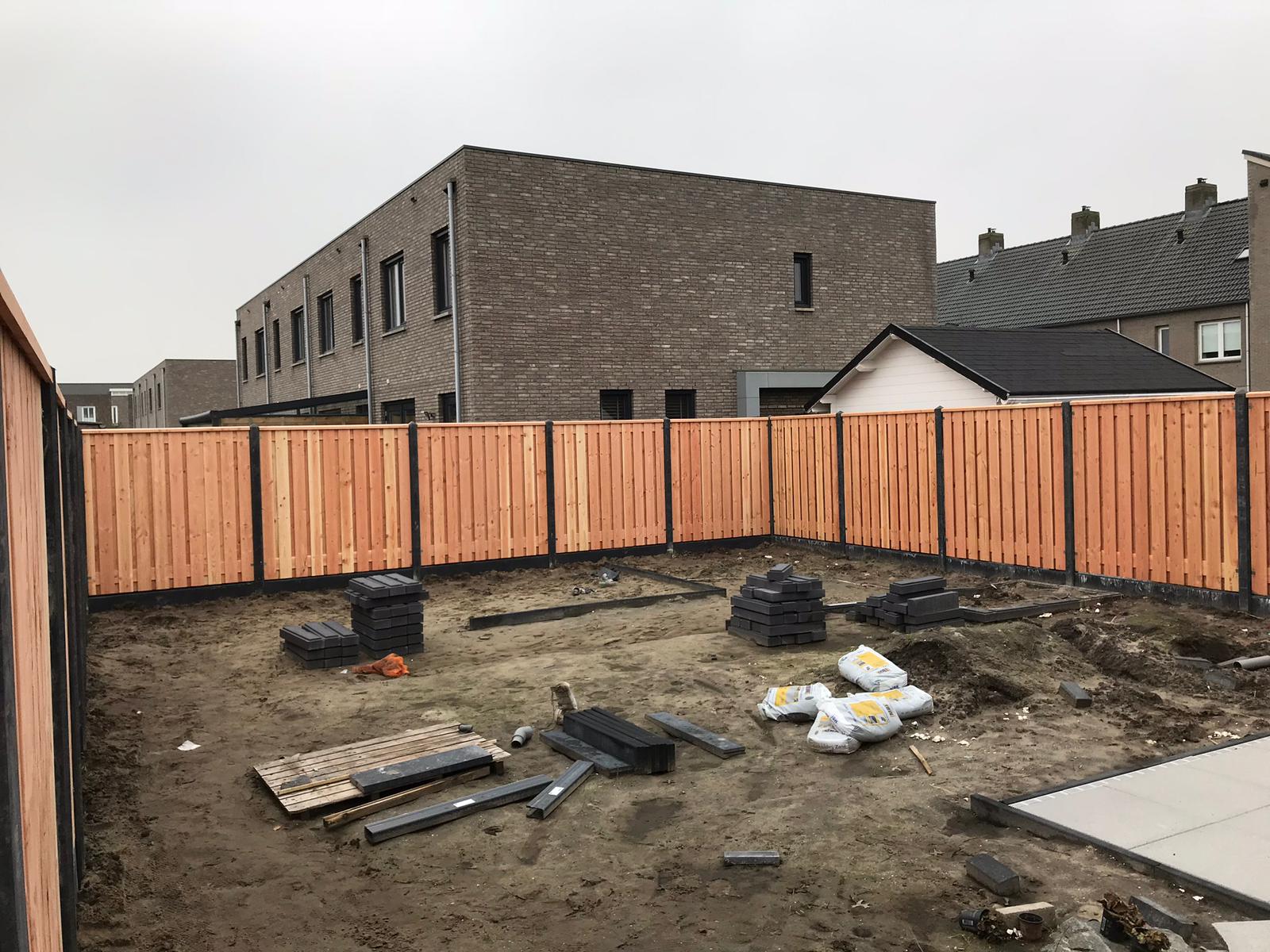 Roodbruine houten schutting rond nieuwe achtertuin